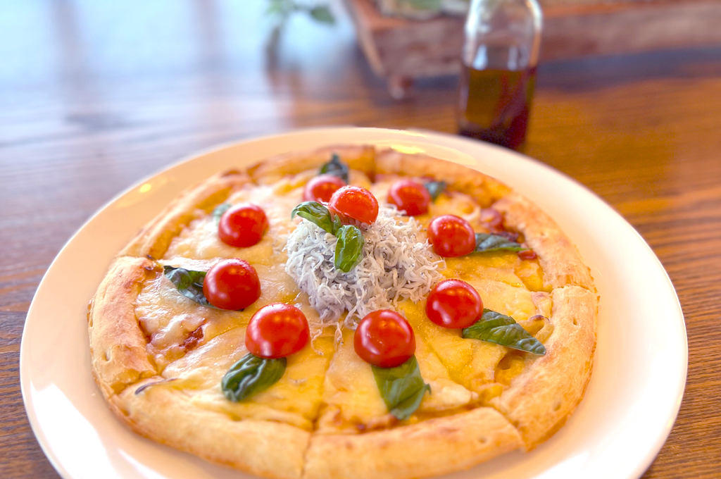 玉ねぎ糀トマトソースのしらすピザ